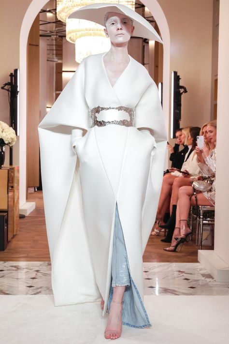 Balmain Haute Couture Spring/Summer 2019 Alia Wedding, Nyfw 2022, Balmain Couture, David Kibbe, Balmain Fashion, 2019 Couture, Collection Couture, Olivier Rousteing, High Fashion Dresses