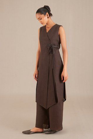 Shop for AMPM Brown Linen Tunic And Palazzo Set for Women Online at Aza Fashions Brown Tunic, V Neck Tunic, Sewing Projects Clothes, Fashion Drawing Dresses, Palazzo Set, Dark Brown Color, Linen Tunic, Fashion App, India Fashion