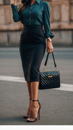 Classic Office Outfits Women, Womens Professional Outfits, Classy Business Outfits For Women, Work Attire Professional, Elegant Office Wear, Office Outfits Women Casual, Business Professional Attire, How To Wear Ankle Boots, Office Clothes