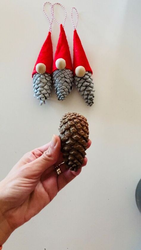 Diy Christmas Gnomes, Cute Gnomes, Easy Holidays Crafts, Pinecone Ornaments, White Spray Paint, Cones Crafts, Christmas Favors, Holiday Painting, Sea Glass Crafts