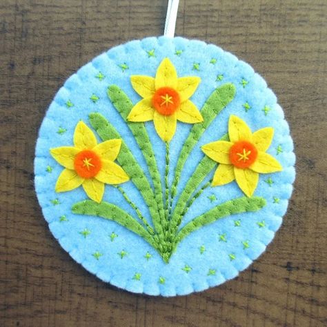 Aaaand here's the whole set! Felt spring flower ornaments adapted from my daffodil and tulip spring flower embroidery patterns. What flowers should I stitch next? xx #feltornaments #feltflowers #feltflorist #feltcraft #feltcrafts #mycreativelife #springflorals Spring Flower Embroidery, Felt Spring Flowers, Felt Daffodil, Laura Howard, Felt Spring, Felting Tutorials, Spring Tulips, Flower Ornaments, Spring Flower