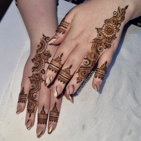 Henna Finger Designs, Small Mehndi, Stylish Back Hand Mehndi, Finger Mehndi Style, Finger Designs, Round Mehndi, Henna Flowers, Round Mehndi Design, Back Hand Mehndi Design