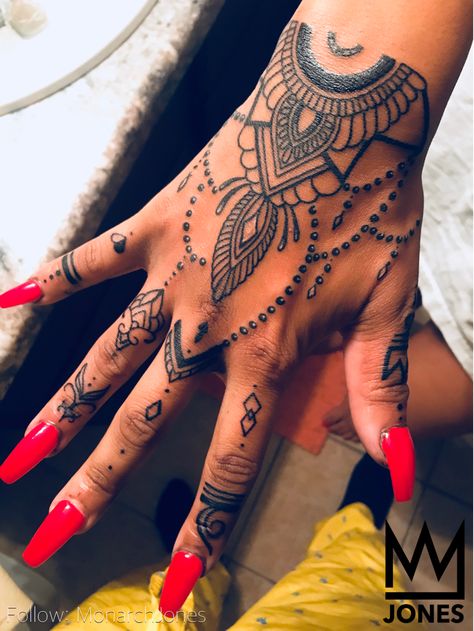 Mandala Hand Tattoos, Henna Inspired Tattoos, Hand Tattoos For Girls, Hand And Finger Tattoos, Cute Hand Tattoos, Pretty Hand Tattoos, Henna Tattoo Hand, Finger Tattoo Designs, Mommy Tattoos