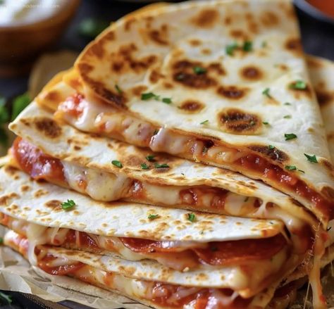 Savory Snacks and Appetizers for Every Occasion - My Home Made Recipe Ground Turkey Pizza, Pizza Quesadillas, Turkey Pizza, Pizza Quesadilla, Chef Gordon, Pizza Flavors, Cheese Toast, Quick Meal, Dinner Meals