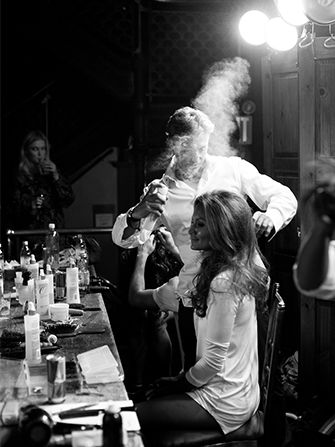 Insider Hair Tips From Celebrity Stylist Oscar Blandi #Refinery29 Dresser Aesthetic, Alyssa Coscarelli, Vintage Hair Salons, Salon Pictures, Brand Photography Inspiration, Celebrity Stylist, Hollywood Hair, Professional Hairstylist, Celebrity Hair Stylist