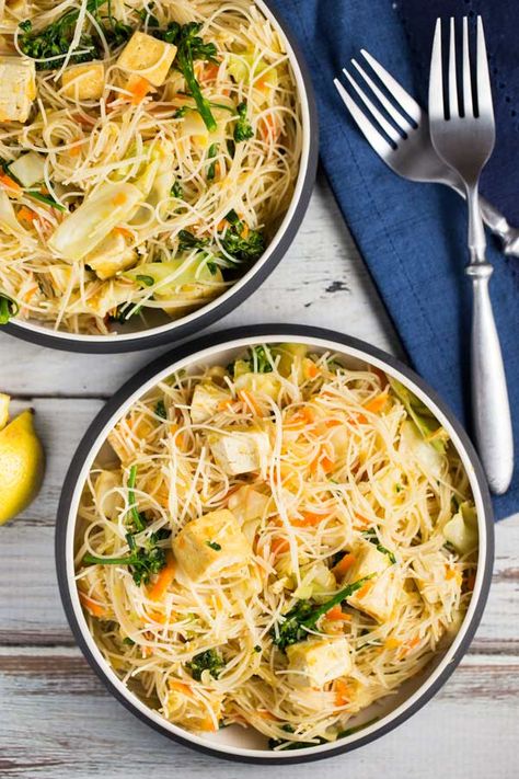 This popular Filipino noodle dish, called Pancit, is surprisingly simple to make and full of flavor. It's also super healthy!! Pasta Vegetarian, Noodle Dish, Super Healthy, Meatless Monday, Meatless Meals, Asian Dishes, Vegan Eating, Vegan Dinners, Popular Recipes