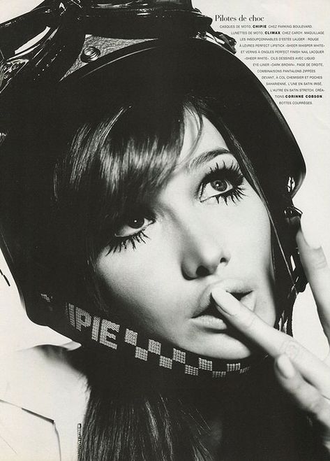 Graphic Design Examples, Fashion Campaign, Original Supermodels, Editorial Shoot, 90s Models, Carla Bruni, 90's Fashion, Model Inspo, Model Aesthetic