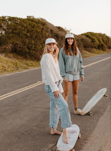 West Coast Skater Style, Surf Girl Outfits, Skater Friends, Surfer Girl Outfits, Surfer Girl Aesthetic, Surf Girl Style, Surf Style Clothes, Women Skates, Surfer Dude