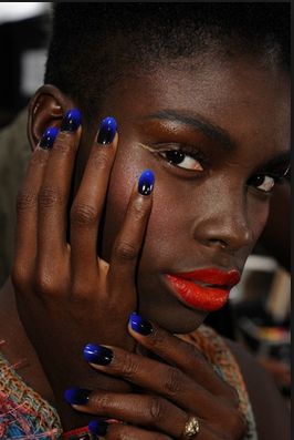 Black to Neon Blue Gradient Runway Nails, Black Ombre Nails, Nail Polish Colors Summer, Moon Manicure, Blue Ombre Nails, Ombre Manicure, Summer Nail Polish, Nagellack Trends, Colors For Dark Skin