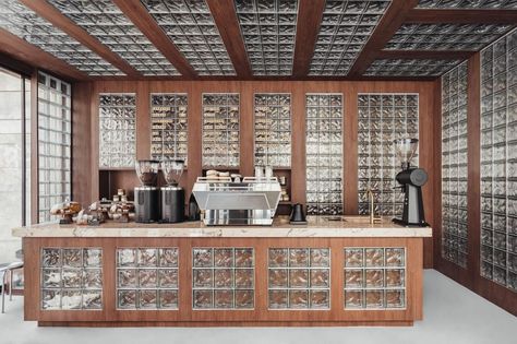 @jessica_mille_architecte | NOIR Coffee Shop Paris 2 Cold Brew 🧊 ☕️🤎 📸 @isabelamayerphoto | Instagram Coffee Station Restaurant, Bar Coffee Design, Mid Century Cafe, Paris Coffee Shop, Coffee Lab, Mid Century Modern Interior Design, Coffee Bar Design, Mid Century Interior, Hotel Concept