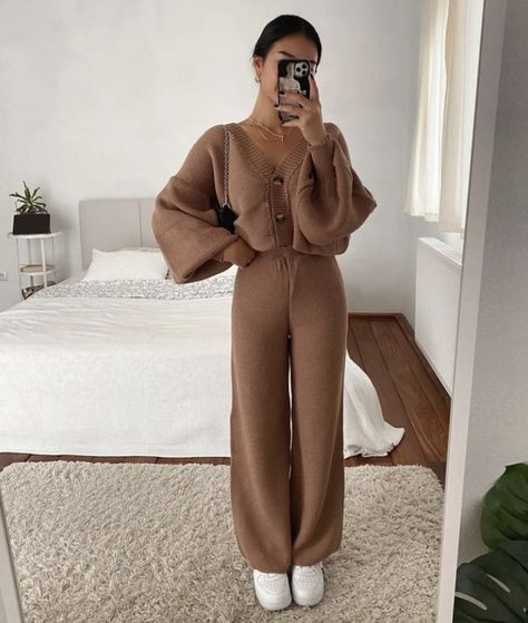 Winter Lounge Outfits, Loungewear Set Outfit, Womens Loungewear Outfits, Slip Dress Street Style, Minimalist Winter Outfit, Winter Mode Outfits, Lounge Outfits, Winter Pants Outfit, Casual Chic Outfits