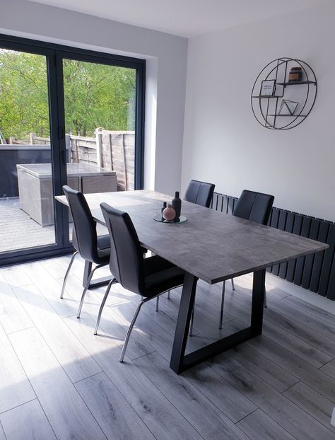 Grey Kitchen Dining Table, Grey Living Dining Room Combo, Grey Table Black Chairs, Grey Flooring Dining Room Furniture, Dining Room Grey Floor, Grey Dinning Room, Bougie House, Grey Floors, Living Dining Room Combo