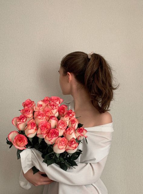 Rose Dp, Bouquet Photography, Body Art Photography, Flower Photoshoot, Red Rose Bouquet, Photography Inspiration Portrait, Outdoor Shoot, Beautiful Bouquet Of Flowers, Designer Dresses Casual