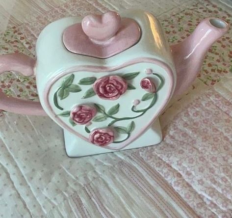 قلادات متدلية, Tanah Liat, Pink Princess, Dream House Decor, Pink Aesthetic, Clay Art, A Heart, Clay Crafts, Ceramic Pottery