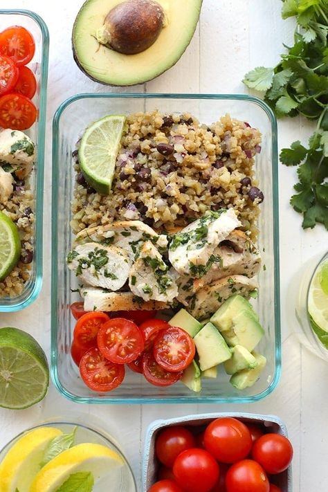 Get your meal prep on with this healthy meal prep cilantro lime chicken served next to a delicious cauliflower rice! This meal prep recipe is low-carb, high-protein, and about to be a staple in your routine. Don't forget to serve the cilantro lime chicken next to homemade cauliflower rice for a complete meal prep meal! Fit Foodie Finds, Delicious Meal Prep, Low Carb Meal Prep, Meal Prep Recipes, Diner Recept, Cilantro Lime Chicken, Fit Foodie, Best Low Carb Recipes, Easy Healthy Meal Prep