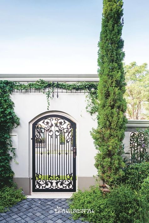 Wrought Iron Garden Gates, Iron Garden Gates, English Garden Design, Courtyard Entry, Wrought Iron Design, Luxury Landscaping, Stair Handrail, Minimal House Design, Patio Interior