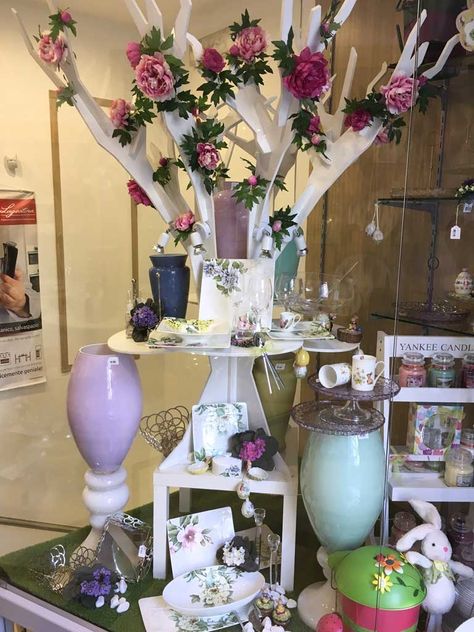 VETRINE DI PRIMAVERA 2017: foto e idee per rinnovare il punto vendita Easter Window Display, Easter Window, Window Display, Visual Merchandising, Easter, Table Decorations, Home Decor, Design, Home Décor