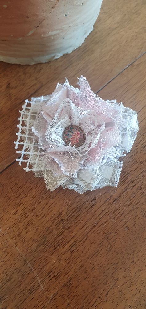 Suivez mon tuto pas à pas pour apprendre à confectionner une magnifique fleur shabby tout en recyclant vos chutes de tissu, dentelle, vieux boutons... Vive le recyclage ! Couture