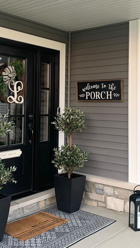 Small Outdoor Front Entryway Ideas, Plants On Front Porch Entrance, Front Yard And Porch Ideas, Front Pouch Ideas, Welcoming Front Porch Ideas, Front Porch Stoop Ideas, Plants For Entryway, Outdoor Entrance Ideas, Front Porch Rug Ideas