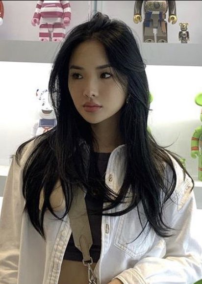 Long Hair Asian Woman, Asain Hairstyle For Women, Asian Hair Women, Pale Dark Hair, Asian Hair Inspo, Asian Hairstyles Women, Black Hair Korean, Chailee Son, Spiky Haircut