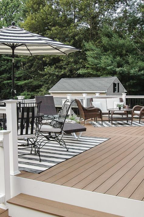 A simple yet beautiful black, white and neutral summer deck. Black And White Backyard Ideas, Deck Color Combinations, Industrial Farmhouse Home, Lake Deck, Cottage Landscaping, Painted Deck, Farmhouse Porches, Backyard Decks, Deck Stain Colors