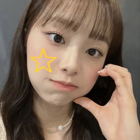 kim jiwoo chuu loona yellow star selca icon Chuu Yellow, Chuu Selca, Chuu Loona Icon, Chuu Icons, Chuu Loona, Kpop Music, Yellow Star, I Love Girls, My Only Love