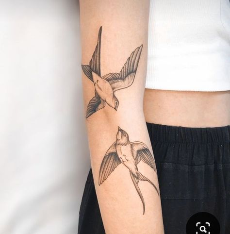 Simple Unique Tattoos, Above Elbow Tattoo, Bird Tattoos Arm, Alas Tattoo, Underarm Tattoo, Bird Tattoos For Women, Around Arm Tattoo, Minimalist Instagram, Small Shoulder Tattoos