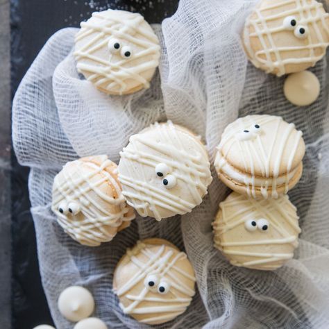 Be the hit of your holiday party with these adorable mummy French macarons. Made with a classic vanilla bean cookie sandwiched together by the most delicious light & fluffy vanilla bean buttercream frosting! 30 Days Of Halloween, Vanilla Bean Buttercream Frosting, Fall Notes, Vanilla Bean Buttercream, Recipe Inspirations, Kue Macaroon, Cupcake Diaries, Halloween Punch, Candy Eyeballs