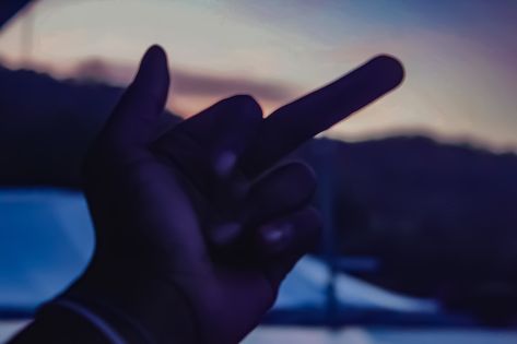 Monse Finnie, Middle Finger Wallpaper, Cosplay Aesthetic, Diego Hargreeves, Robin Buckley, Finger Hands, Attention Seeking, Wallpaper Collage, Sunset Aesthetic