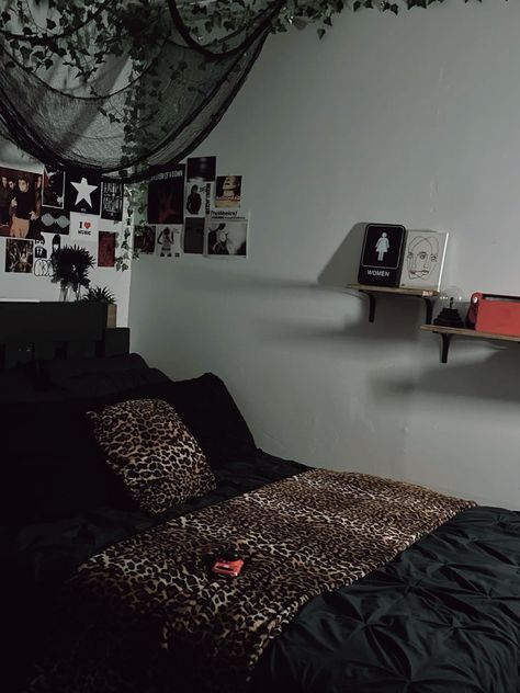 Rockstar Gf Bedroom Ideas, Tara Yummy Bedroom, Simple Y2k Room, Stuffed Animals Aesthetic Bedroom, Grungequette Room, Leopard Room Ideas Bedrooms, Boho Gothic Bedroom, Punk Aesthetic Room, Dark Coquette Bedroom