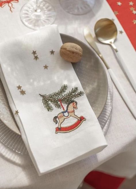 Christmas Embroidery Tablecloth, Christmas Napkin Embroidery, Christmas Embroidery Napkins, New Year Embroidery, Farmhouse Christmas Decor Ideas Diy, Natal Natural, Christmas Present Boxes, Farmhouse Christmas Decor Ideas, Embroidery Napkins