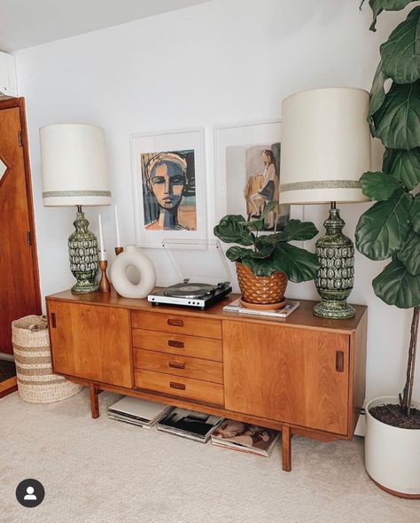 Vintage Room Ideas, How To Decorate A Sideboard, Sideboard Decor, Shelf Decor Living Room, Mid Century Furnishings, Living Area Design, Green Diy, Mid Century Living Room, Chic Spaces