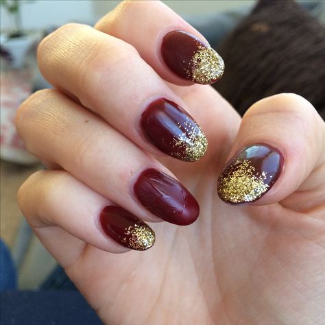 Acrylic gel nails, maroon with gold glitter ✨ glossy and matte. Maroon Nails With Glitter, Matte Maroon Nails, Nails Maroon, Pretty Nails Glitter, Opal Nails, Nails With Glitter, Ultra Beauty, Summer Gel Nails, Maroon Nails