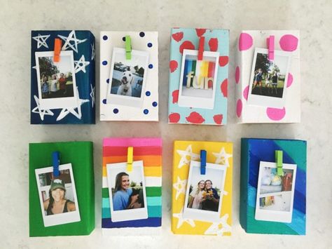 diy photo blocks, perfect for party craft/favors, vbs, etc. 2x4+paint+clothes pin Mothers Day Polaroid Craft, Preschool Polaroid Craft, Crafts With Polaroid Pictures, Diy Instax Frame, Wood Block Photo Holder Diy, Polaroid Crafts For Kids, Polaroid Craft Ideas, Diy Instax Photo Frame, Instax Crafts