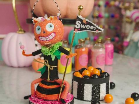 Glitterville's Stephen Brown uses foam, paint and plenty of glitter to make this sweet and silly treat box character for a sparkly Halloween! Paper Mache Easter Basket, Glitterville Christmas, Rajiv Surendra, Halloween Party Boxes, Noel Cookies, Diy Halloween Spider, Box Character, Sparkly Halloween, Candy Favor Boxes