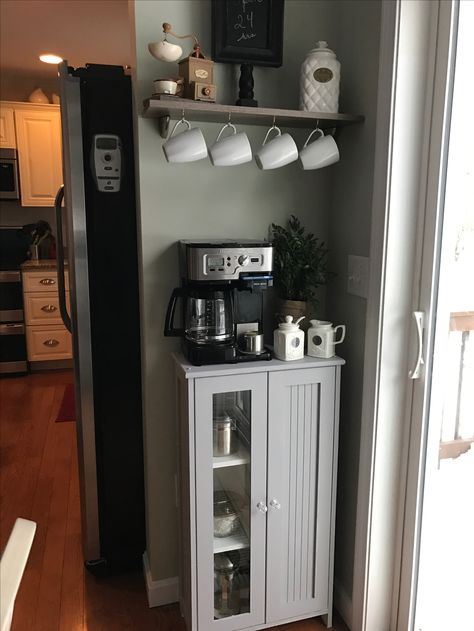 Caffe Station Bar Ideas, Coffee Bar Ideas Ikea, Corner Coffee Bar, Office Coffee Station, Wine Station, Balcon Mic, Office Coffee Bar, Diy Coffee Station, Coffee Station Kitchen