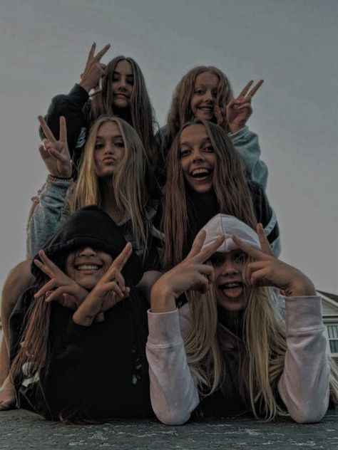 six girls , beyond happiness . Friendship Pics, Photos Bff, Best Friend Photoshoot, Best Friends Shoot, Friend Poses Photography, Foto Tips, Best Friends Aesthetic, Cute Friend Pictures, Best Friend Photos