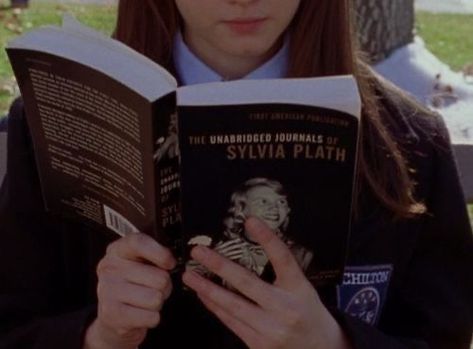 rory gilmore gilmore girls reading girl aesthetic sylvia plath the bell jar Woman Reading, Rory Gilmore, Gilmore Girls, A Book, A Girl, A Woman, Reading