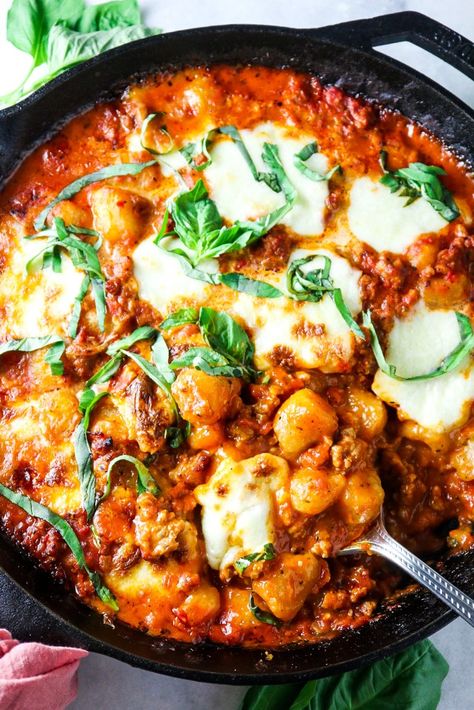 Sausage Cauliflower, Gnocchi Bolognese, Homemade Bolognese Sauce, Mozzarella Recipe, Italian Stuffed Peppers, Homemade Bolognese, Bolognese Pasta, Rigatoni Recipes, Cauliflower Gnocchi