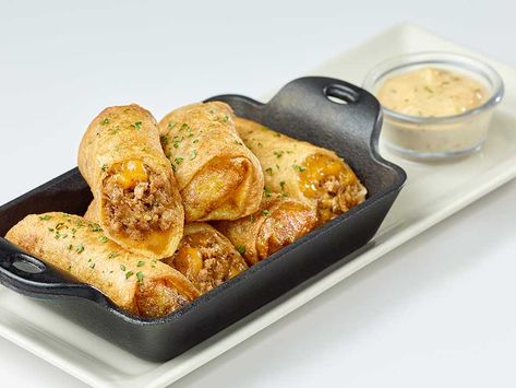 Cheeseburger Spring Rolls Cheeseburger Spring Rolls, Cheese Flatbread Pizza, Cheeseburger Wraps, Spring Roll Sauce, Cheesecake Factory Copycat, Cheesecake Factory Recipes, Cheese Flatbread, Easy Foods, Parmesan Cream Sauce