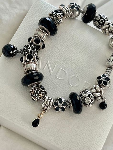 Pandora Black Bracelet, Pandora Bracelet Charms Ideas, Pandora Bracelet Designs, Pandora Bracelet Silver, Neck Pieces Jewelry, Pandora Jewelry Charms, Crystal Bead Jewelry, Preppy Jewelry, Jewelry Accessories Ideas