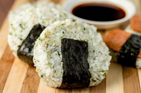 Spam musubi onigiri is a snack made by marrying two similar dishes from two distinct islands. Spam Onigiri, Onigirazu Recipe, Teriyaki Spam, Onigiri Recipe, Spam Musubi, Teriyaki Glaze, Canned Meat, Hawaiian Food, Sushi Rice