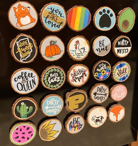 Magnet Art Ideas, Useful Housewarming Gift, Diy Items To Sell, Diy Wood Slice Projects, Wood Slices Crafts, Beer Bottle Centerpieces, Clay Fridge Magnets, Clay Fridge, Handmade Magnets