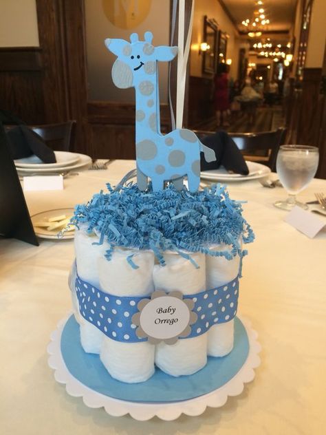 Torturi Baby Shower, Diaper Centerpiece, Diy Baby Shower Centerpieces, Mesas Para Baby Shower, Boy Baby Shower Centerpieces, Mini Diaper Cakes, Diaper Cake Centerpieces, Sports Baby Shower, Idee Babyshower