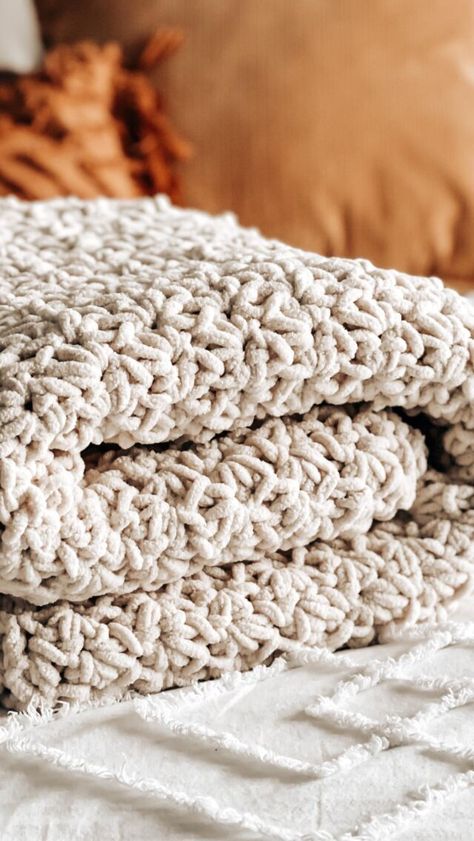 Crochet a Chunky Blanket in 4.5 hours – Free pattern - CJ Design Blog Chunky Bed, Chunky Yarn Crochet Pattern, Cj Design, Chunky Blanket Pattern, Bulky Yarn Crochet, Chunky Yarn Blanket, Chunky Yarn Crochet, Chunky Crochet Blanket Pattern, Crochet Throw Pattern