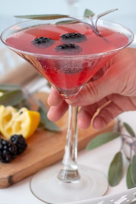 Blackberry Martini Recipe, Easy Martini, Blackberry Martini, Martini Recipes Easy, Summer Vodka Cocktails, Ginger Cocktails, Citrus Cocktails, Happy Drink, Martini Recipe