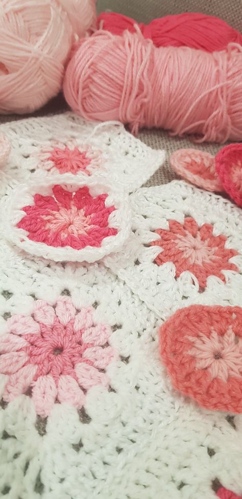 Pink And White Granny Square Blanket, Blue Granny Squares, Pink Granny Square, Stylecraft Special Dk, Pink Circle, Pink Color Schemes, Granny Square Blanket, Knitting Gift, Granny Squares