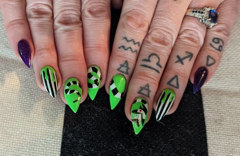 Beetlejuice Nails Stiletto, Black White And Green Nails, Beetlejuice Nails Almond, Green And Black Halloween Nails, Black And Green Halloween Nails, Nails With Black And White, Beetle Juice Nails, Beetlejuice Nails, Sand Worm