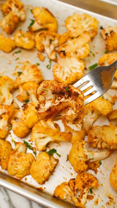 Roasted Cauliflower (SUPER CRISPY) Crispy Roasted Cauliflower, Cj Eats, Easy Roasted Cauliflower, Easy Fried Chicken, Gluten Free Vegetables, Parmesan Roasted Cauliflower, Crispy Recipes, Honey Roasted Carrots, Roasted Cauliflower Recipes