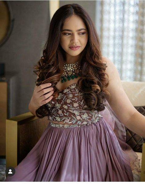 Shadi Outfits, Mirror Blouse Design, Plain Lehenga, Draping Skirt, Chania Choli, Customized Dress, Hairstyles For Gowns, Gown Party Wear, Indian Outfits Lehenga